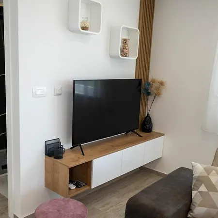 Premium Darja - - With Heated Pool Apartment Malinska